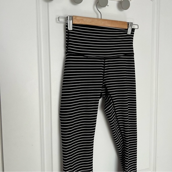 Lululemon Wunder Under Crop (High-Rise) *21" size 4 - Picture 8 of 9